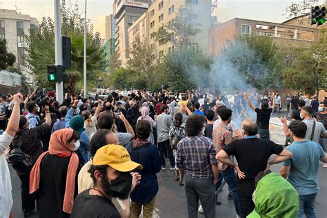 Protestos de 2022 no Irã: Uma Análise Histórica da Rebelião Contra a Moralidade Forçada