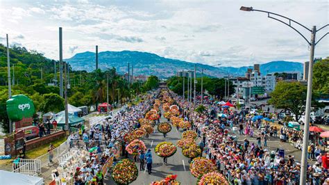 A Famosa Batalha de Flores em Medellín, um Sinal Vibrante da Transformação Urbana liderada por Zé Dominguez